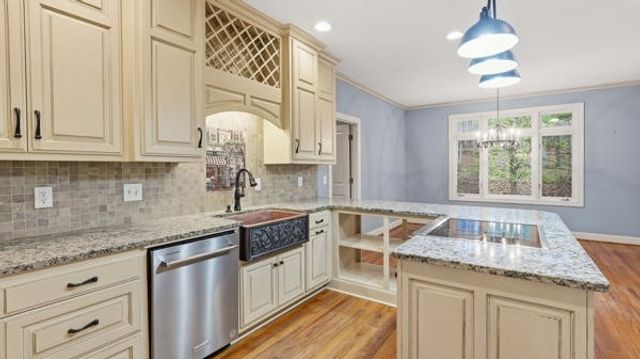 921 Poplar Pl, Monteagle, TN 37356