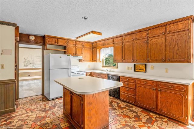 5041 Friendship Circle Road, East Bend, NC 27018