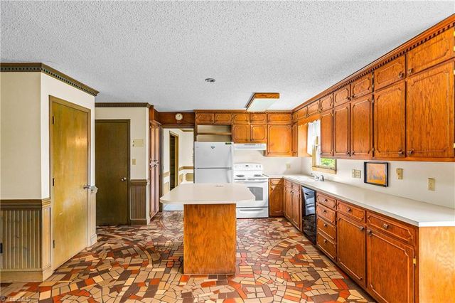 5041 Friendship Circle Road, East Bend, NC 27018