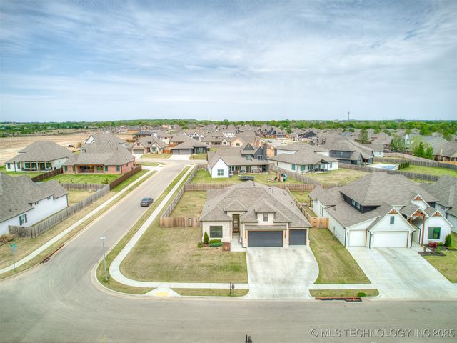 3005 E 146th Place S, Bixby, OK 74008