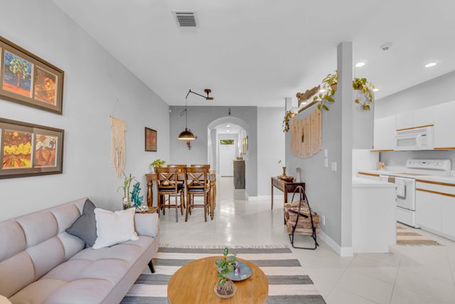 1998 NE 7th Street 102, Deerfield Beach, FL 33441