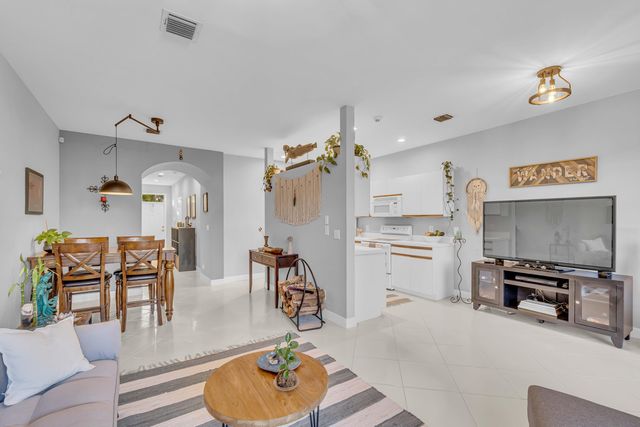 1998 NE 7th Street 102, Deerfield Beach, FL 33441