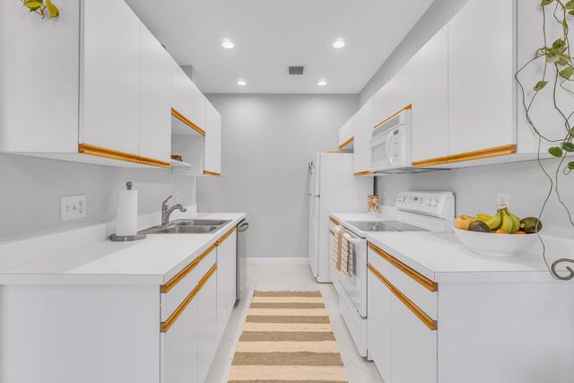 1998 NE 7th Street 102, Deerfield Beach, FL 33441