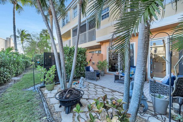 1998 NE 7th Street 102, Deerfield Beach, FL 33441