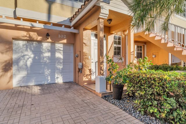 1998 NE 7th Street 102, Deerfield Beach, FL 33441