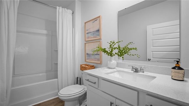 1062 Lakes Blvd, Brunswick, GA 31525