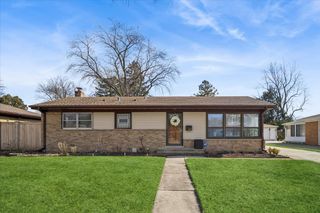 915 S Owen Street, Mount Prospect, IL 60056