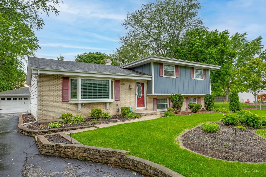 5S300 Tuthill Road, Naperville, IL 60563