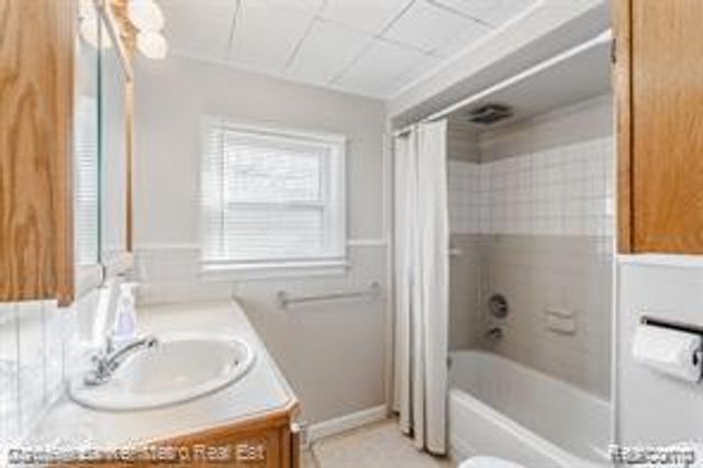 2835 Oldsmobile Avenue, Waterford, MI 48328