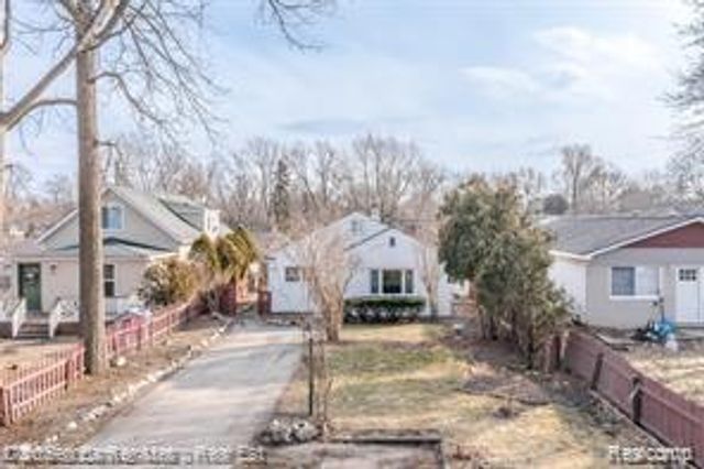 2835 Oldsmobile Avenue, Waterford, MI 48328