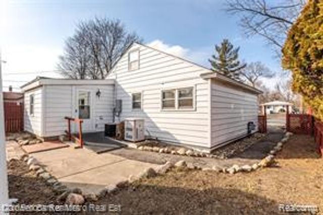 2835 Oldsmobile Avenue, Waterford, MI 48328