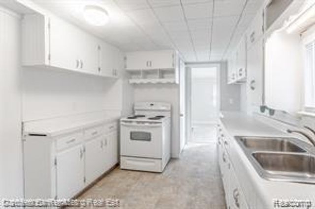 2835 Oldsmobile Avenue, Waterford, MI 48328