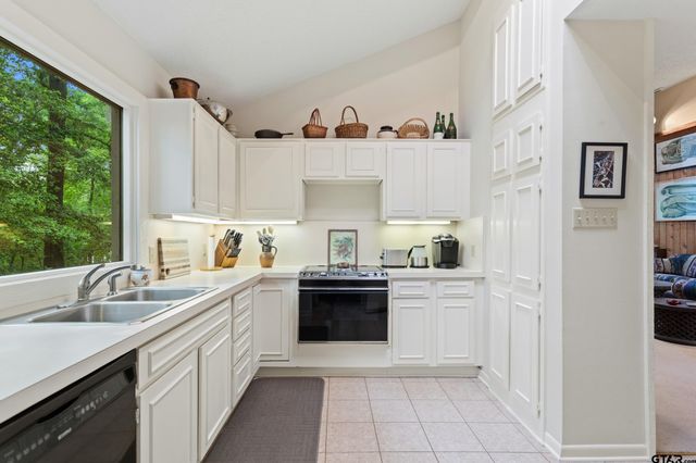 297 Bobwhite Ln, Holly Lake Ranch, TX 75765