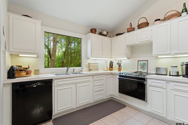 297 Bobwhite Ln, Holly Lake Ranch, TX 75765