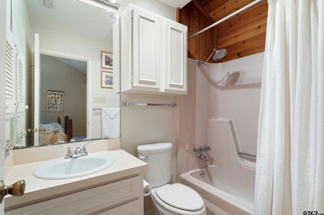 297 Bobwhite Ln, Holly Lake Ranch, TX 75765