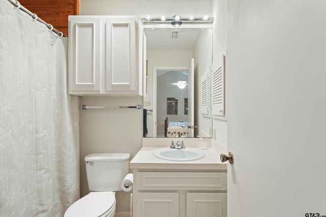 297 Bobwhite Ln, Holly Lake Ranch, TX 75765
