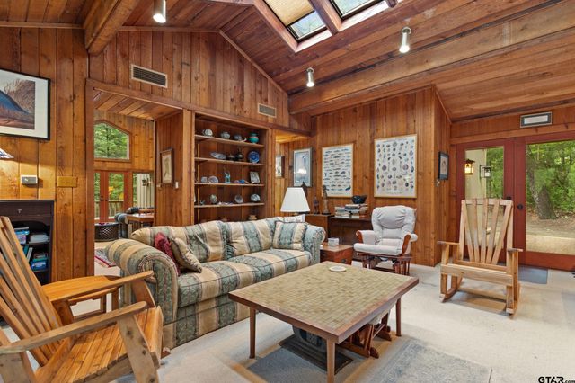 297 Bobwhite Ln, Holly Lake Ranch, TX 75765