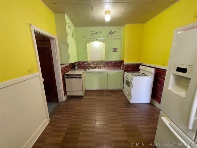 1002 E Thompson Avenue, Sapulpa, OK 74066