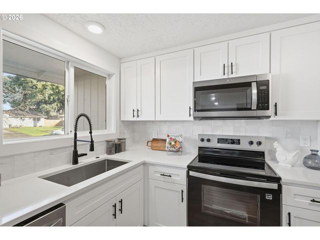 3870 Se WALNUT St, Hillsboro, OR 97123