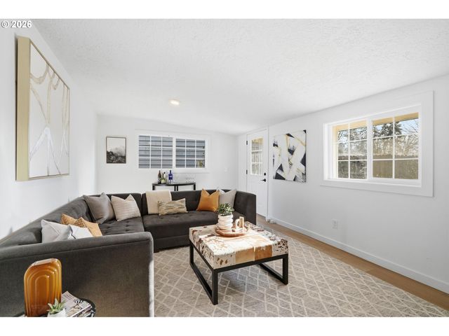 3870 Se WALNUT St, Hillsboro, OR 97123