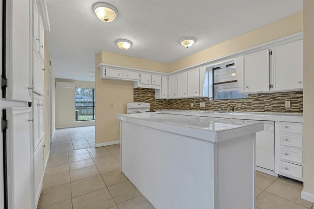 9842 Pinehurst Street, Baytown, TX 77521