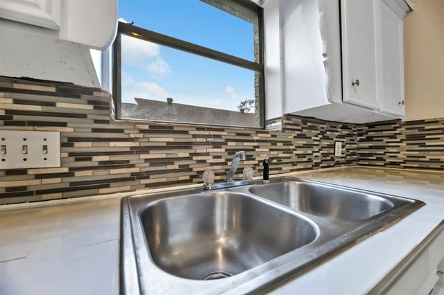 9842 Pinehurst Street, Baytown, TX 77521