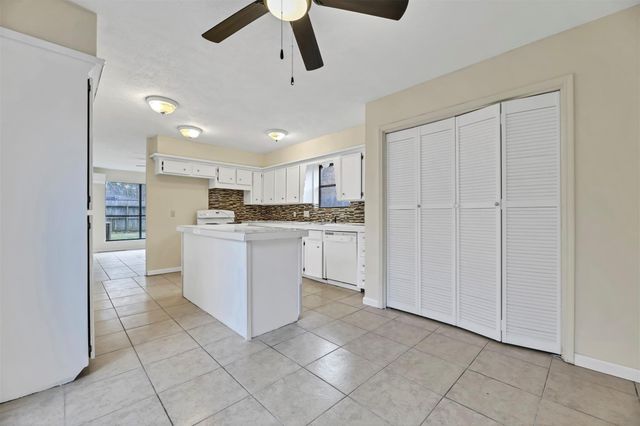 9842 Pinehurst Street, Baytown, TX 77521