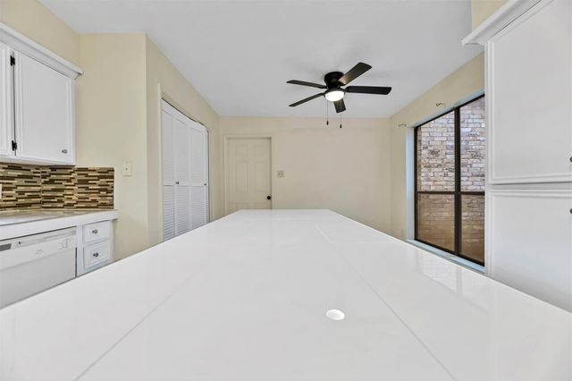 9842 Pinehurst Street, Baytown, TX 77521