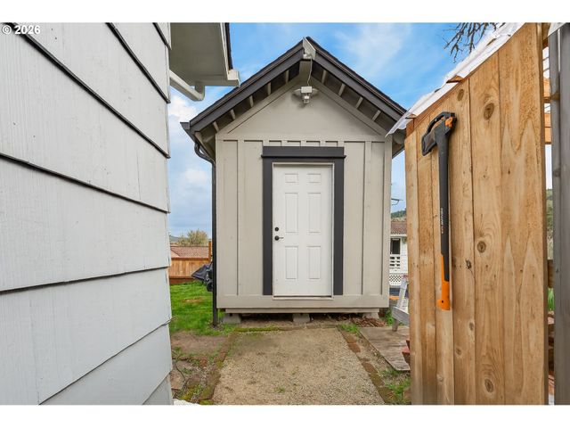 2153 Se OHIO Ave, Roseburg, OR 97470