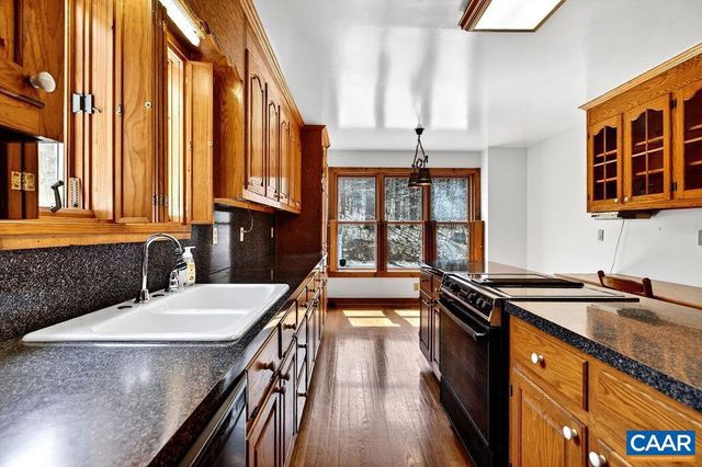 472 HORSESHOE MOUNTAIN RD, Roseland, VA 22967