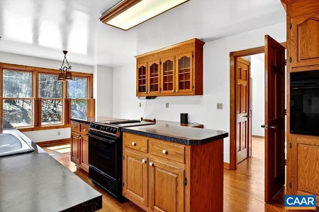 472 HORSESHOE MOUNTAIN RD, Roseland, VA 22967