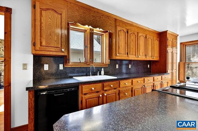 472 HORSESHOE MOUNTAIN RD, Roseland, VA 22967