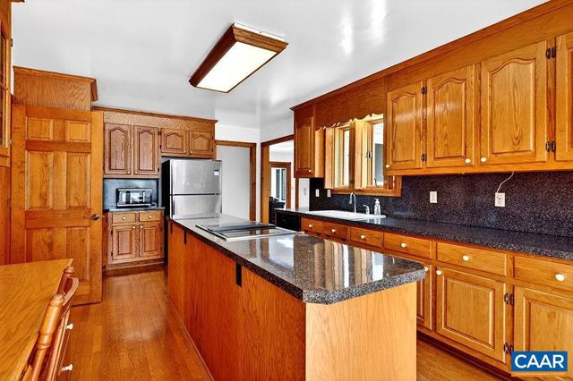472 HORSESHOE MOUNTAIN RD, Roseland, VA 22967