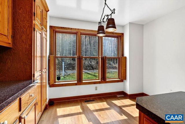 472 HORSESHOE MOUNTAIN RD, Roseland, VA 22967