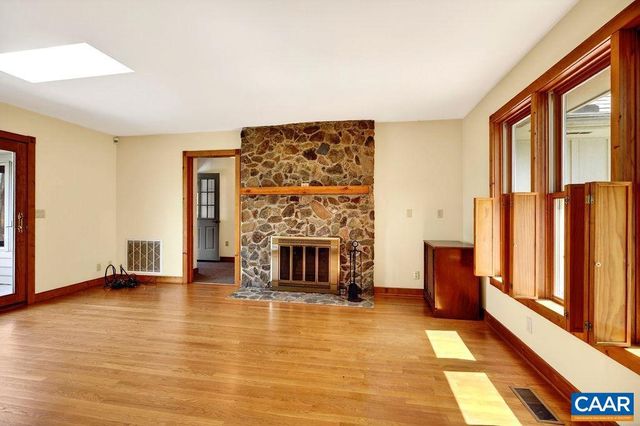 472 HORSESHOE MOUNTAIN RD, Roseland, VA 22967