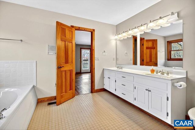 472 HORSESHOE MOUNTAIN RD, Roseland, VA 22967