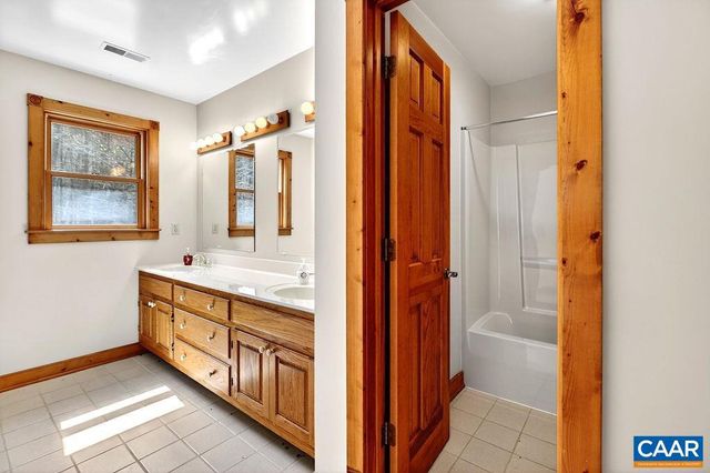 472 HORSESHOE MOUNTAIN RD, Roseland, VA 22967