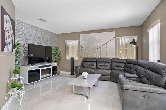 7546 NW 18th Dr, Pembroke Pines, FL 33024