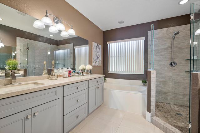 7546 NW 18th Dr, Pembroke Pines, FL 33024