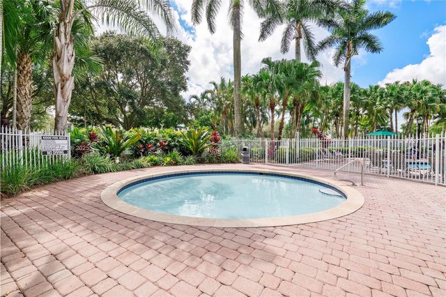 7546 NW 18th Dr, Pembroke Pines, FL 33024