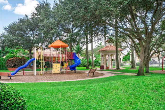 7546 NW 18th Dr, Pembroke Pines, FL 33024