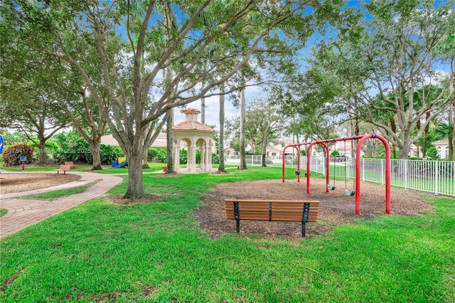 7546 NW 18th Dr, Pembroke Pines, FL 33024