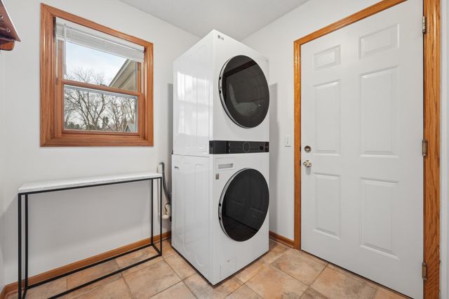 890 Fernbrook Lane N, Plymouth, MN 55447