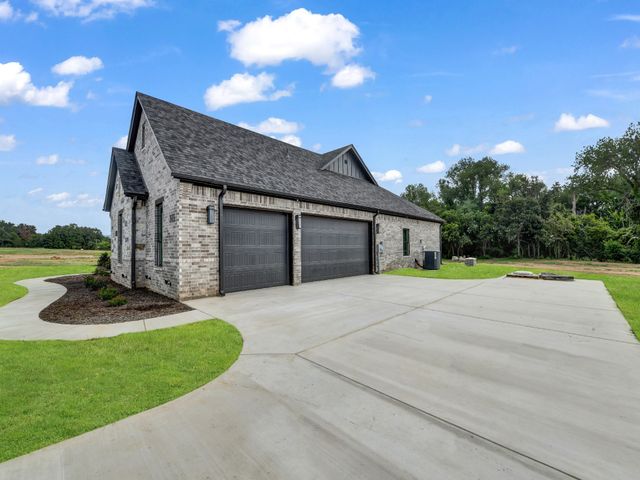 305 Wrangler Court, Weatherford, TX 76088