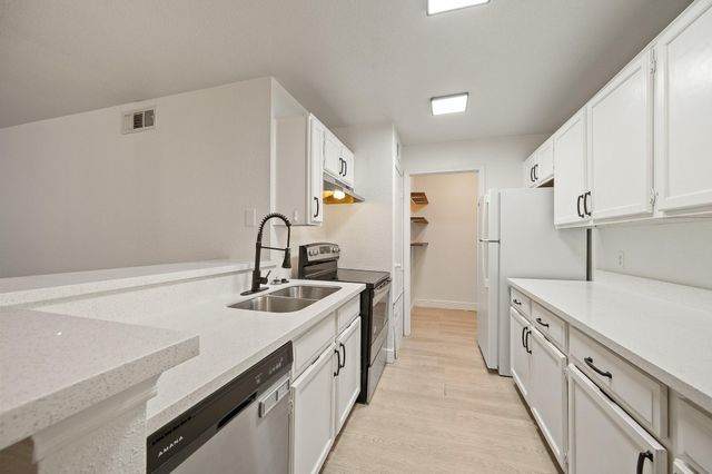 10733 Braes Bend Drive E10733, Houston, TX 77071