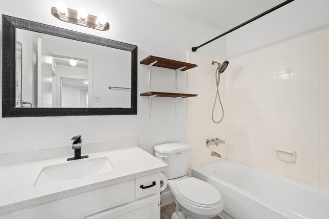 10733 Braes Bend Drive E10733, Houston, TX 77071