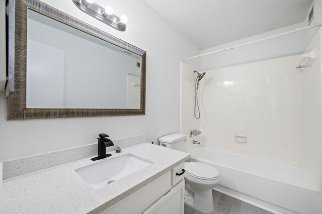 10733 Braes Bend Drive E10733, Houston, TX 77071