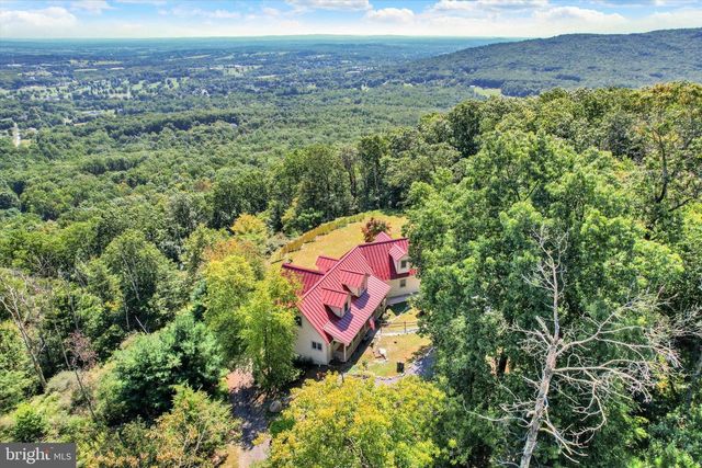 1060 KUHN RD, Boiling Springs, PA 17007
