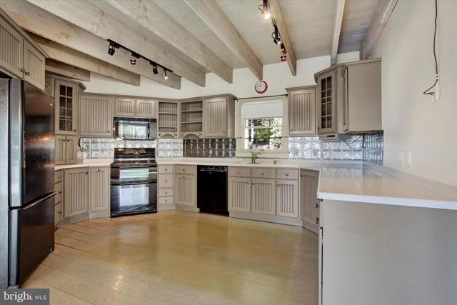 1060 KUHN RD, Boiling Springs, PA 17007