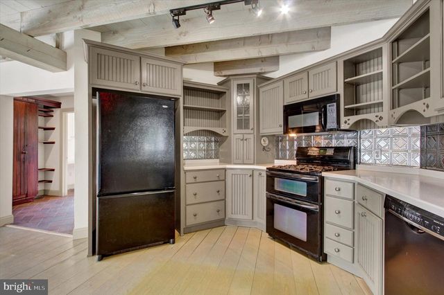 1060 KUHN RD, Boiling Springs, PA 17007